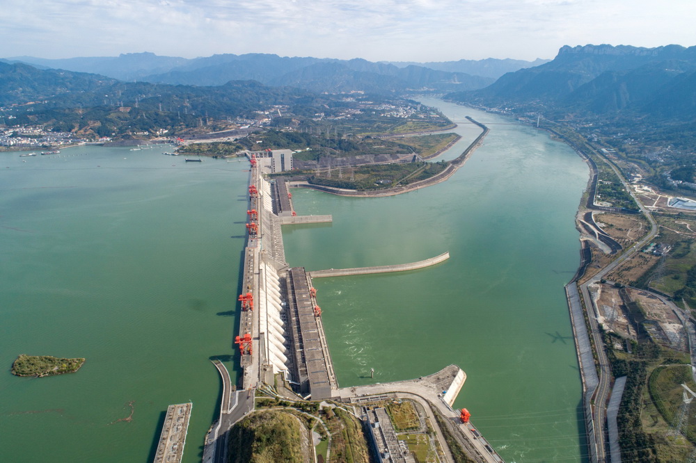 10月28日在湖北省宜昌市秭归县拍摄的三峡大坝(无人机拍摄).